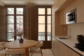 Wasserkocher mit Kaffee-/Teezubehör, Kühlschrank, Mikrowelle