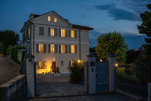 Alba Palace Luxury Apartments - White