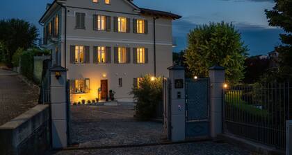 Alba Palace Luxury Apartments - White