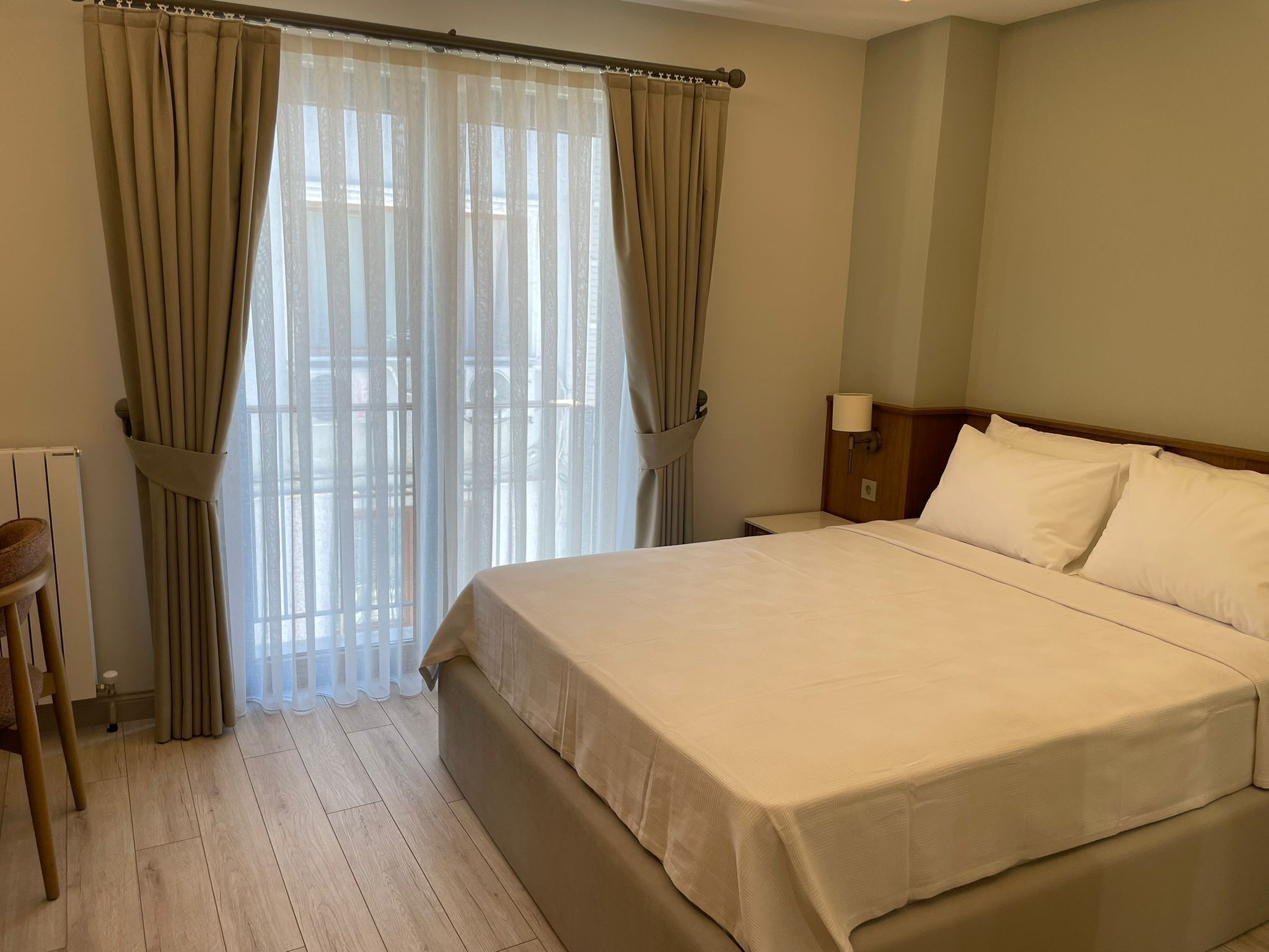 Superior-Vierbettzimmer, Stadtblick | Zimmersafe, schallisolierte Zimmer, Bügeleisen/Bügelbrett