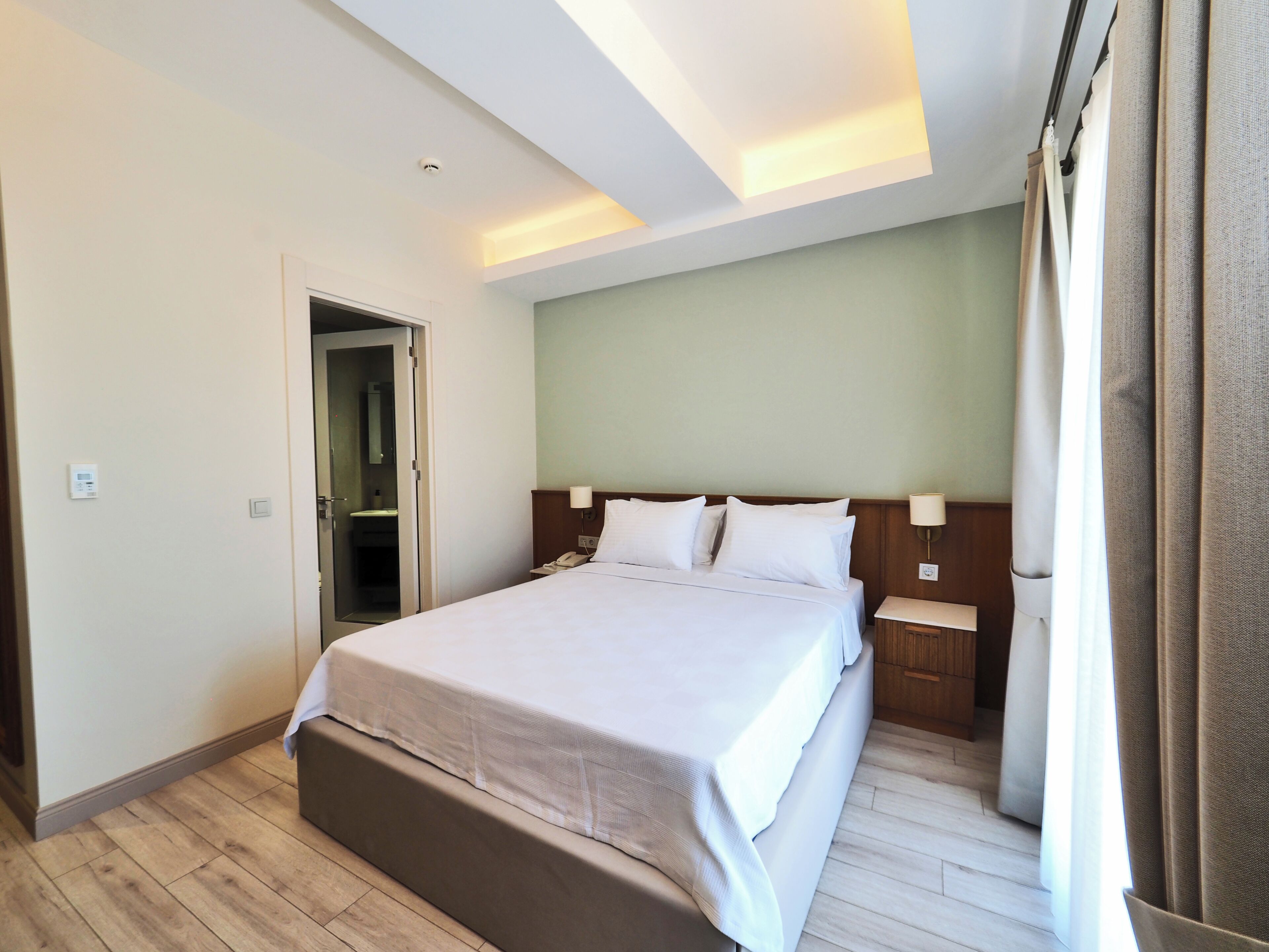 In-room safe, soundproofing, iron/ironing board, free WiFi