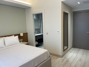 Kamar Double Deluks, pemandangan kota | Brankas, kedap suara, setrika/meja setrika, dan Wi-Fi gratis