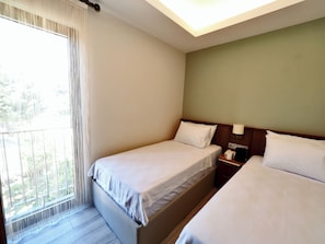 Superior-Vierbettzimmer, Stadtblick | Minibar, Zimmersafe, laptopgeeigneter Arbeitsplatz