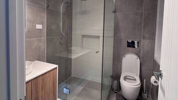 House, 4 Bedrooms | Bathroom