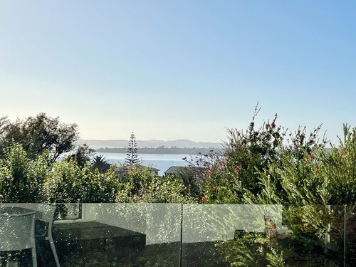 Boutique Apartment With Sea Views, Sun, Outdoor Living