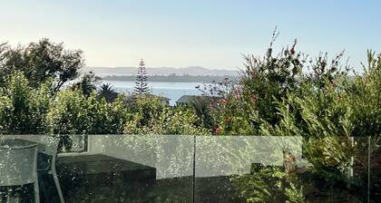 Boutique Apartment With Sea Views, Sun, Outdoor Living