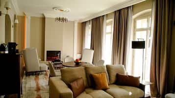Luxury Suite, City View | Living area