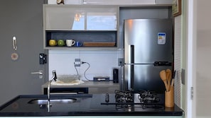 Apartamento Confort | Cocina privada | Frigorífico, microondas, horno y placa de cocina