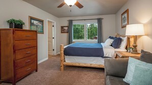 3 bedrooms, iron/ironing board, free WiFi, bed sheets - Golf Course Townhome 3 bed/3 bath, Private Hot Tub (Columbia Falls)