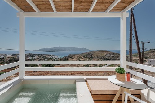 Grand Suite 2 with Private Pool and Seaview
