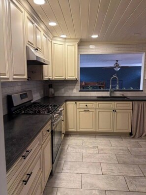 Private kitchen - Quaint 3-bedroom house with AC in charming Conway (Conway)