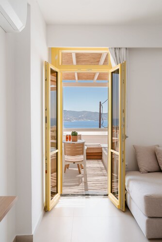 Grand Suite with Private Pool and Seaview