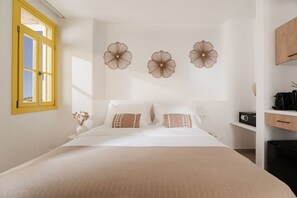 Ein Schlafzimmer mit Bett, Fenster und Wanddekorationen.