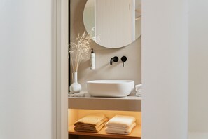 Shower, hair dryer, towels - Deluxe Suite with Private Pool (Kimolos)