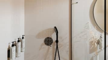 Dusche, Haartrockner, Handtücher