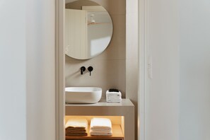 Bathroom - Deluxe Suite 2 with Shared Pool and Seaview (Kimolos)