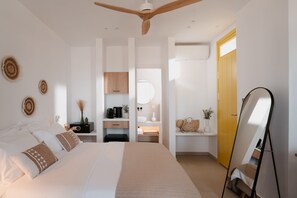 Room - Deluxe Suite 2 with Shared Pool and Seaview (Kimolos)