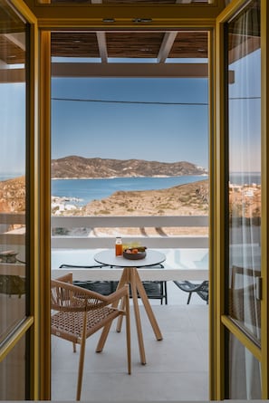 Outdoor dining - Deluxe Suite 2 with Shared Pool and Seaview (Kimolos)