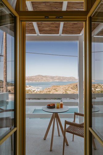 Deluxe Suite with Shared Pool and Seaview