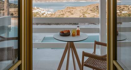 Deluxe Suite with Shared Pool and Seaview