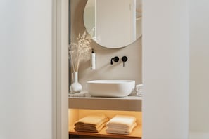 Shower, hair dryer, towels - Deluxe Suite with Shared Pool and Seaview (Kimolos)