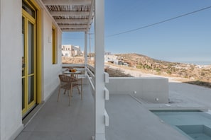 Outdoor dining - Deluxe Suite with Shared Pool and Seaview (Kimolos)