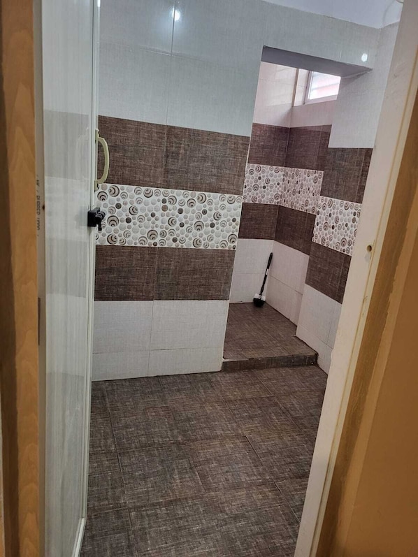 Economy Single Room, Bay View | Bathroom | Bathrobes, towels, soap - Sri Durga Homestay (Mysore)