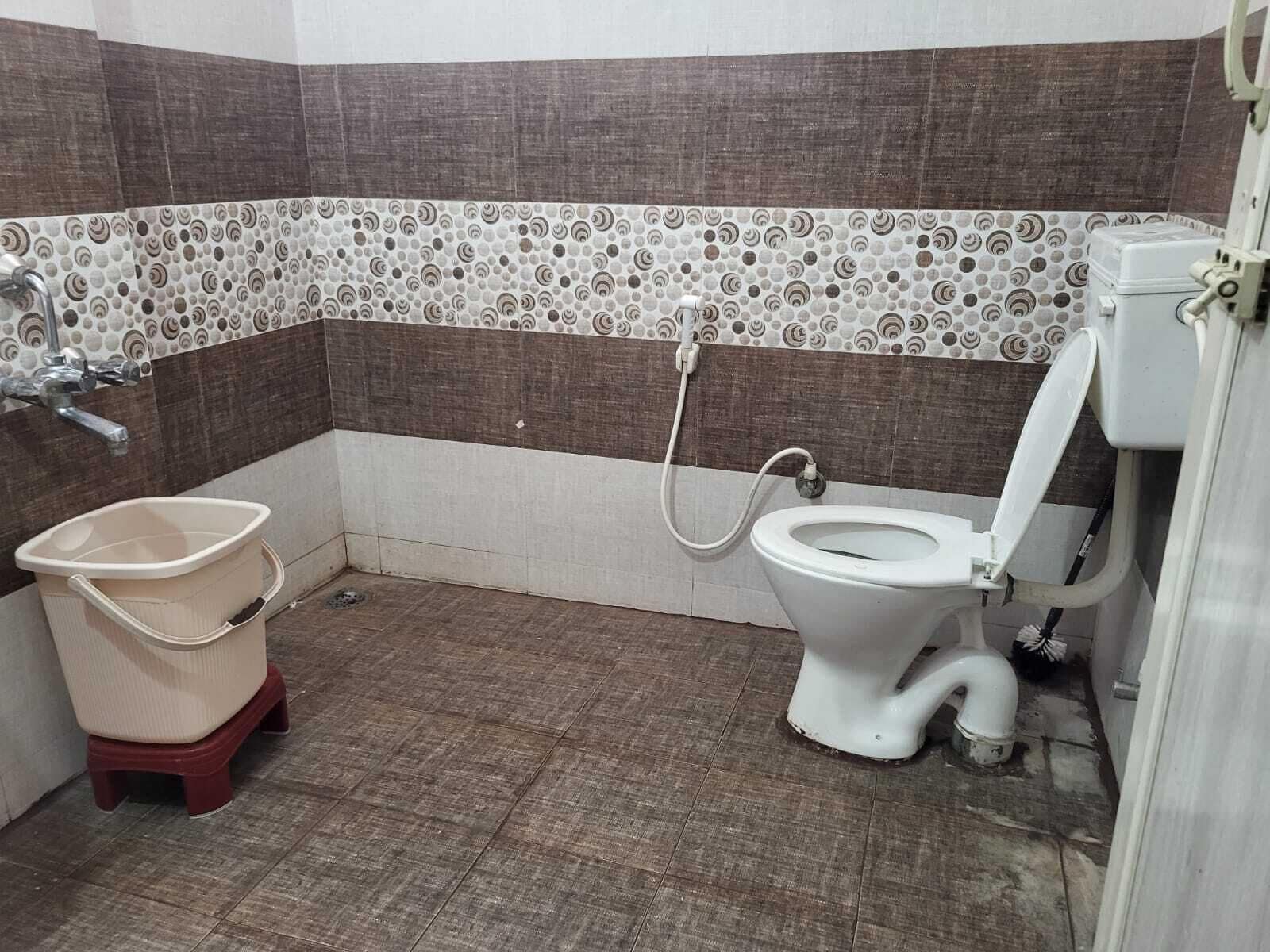Habitación cuádruple familiar | Baño | Albornoces, toallas y jabón
