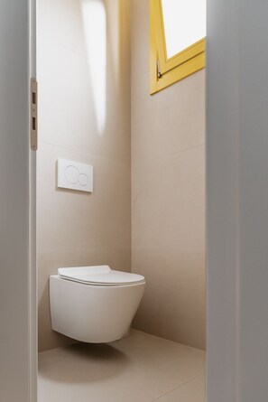 Shower, hair dryer, towels - Junior Suite with Shared Pool (Kimolos)