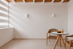 Dining - Junior Suite with Shared Pool (Kimolos)