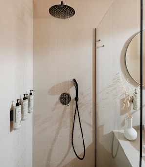 Shower, hair dryer, towels - Junior Suite with Shared Pool (Kimolos)