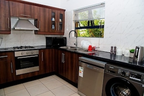2 bedrooms - Stylish 2 Bed Marlborough Garden Apartment - 2388 (Harare)