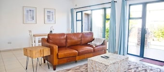 Stylish 2 Bed Marlborough Garden Apartment - 2388
