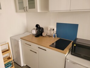 Coffee/tea maker, fridge, microwave, stovetop - ⭐JAMES DEAN Studio⭐ A/C, WiFi, sleeps 2, beach 150m away (Nice)