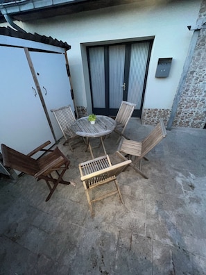 Outdoor dining - Vrbo Property (Vred)