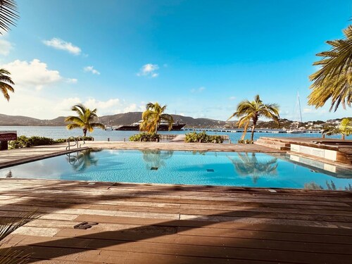 South Point 103, 1 bed apartment sleeps 4, pool, AC, Walk to beach/restaurants