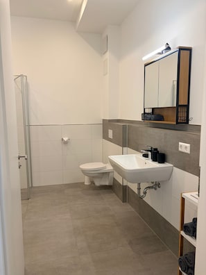 Hair dryer, towels, soap, toilet paper - 119-square-meter newly built apartment with a garage in the heart of Germany's most beautiful historic city center (Bad Wimpfen)