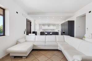 TV - 'Dimora Del Principe' with Sea View, Wi-Fi and Air Conditioning (Principe)