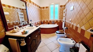 Douche, sèche-cheveux, serviettes fournies