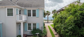 The Captain's Quarters on Ocean Drive Sleeps 4
