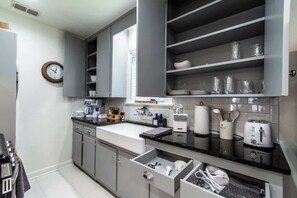 Apartment, 1 Queen-Bett und Schlafsofa, Balkon (1213 Ocean Drive - Unit D) | Eigene Küche
