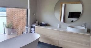 Salle de bain | Baignoire et douche séparées, articles de toilette (gratuits)