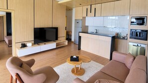 Un apartamento moderno con sala de estar, cocina y comedor.