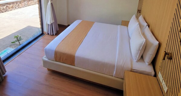 Desk, laptop workspace, iron/ironing board (on request), free WiFi