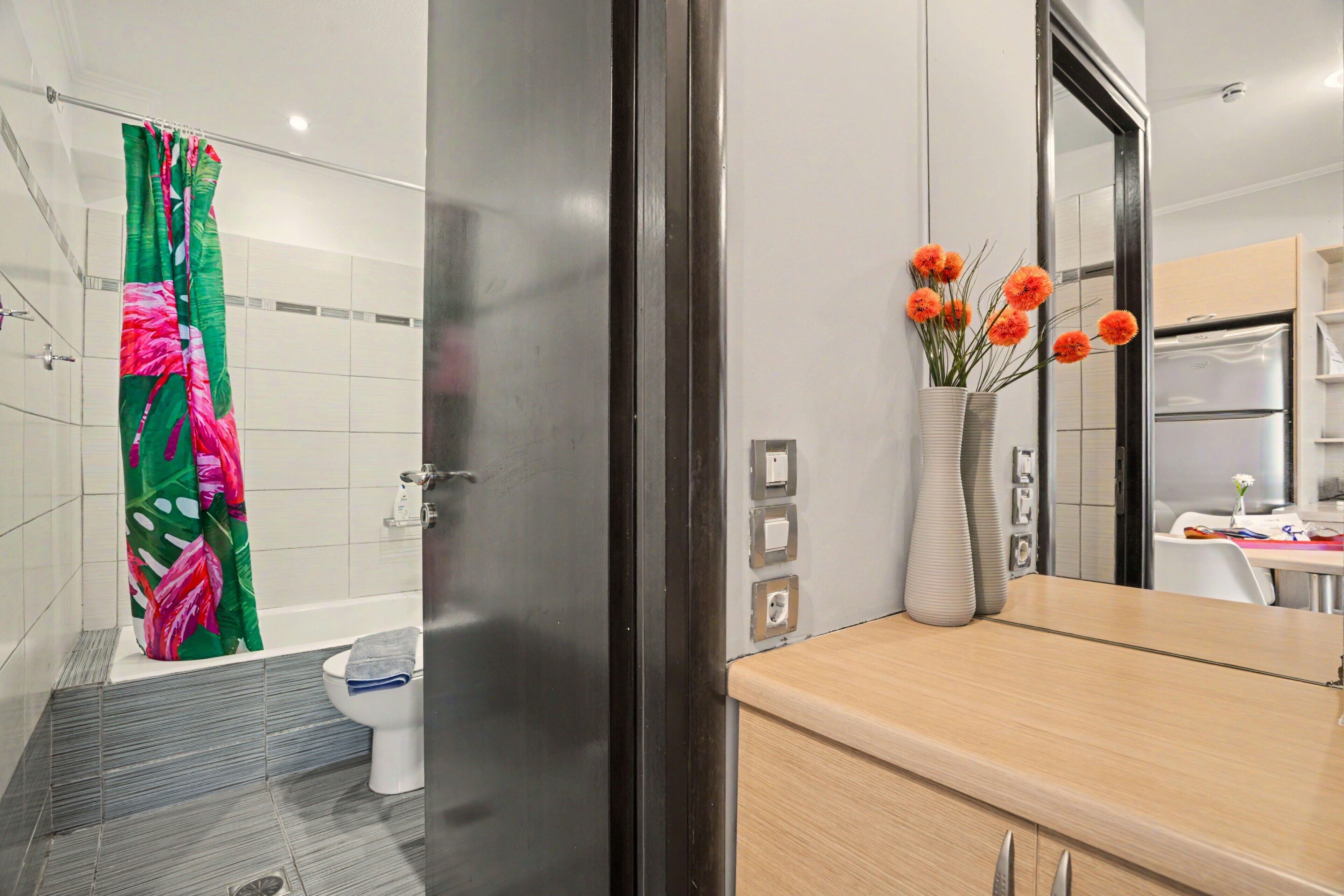 Shower, hair dryer, towels