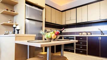 Coffee/tea maker, fridge, microwave, oven