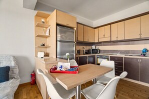 Wasserkocher mit Kaffee-/Teezubehör, Kühlschrank, Mikrowelle, Ofen