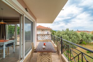 Outdoor dining - Paradise Sea View Apartments – Sea View, Wi-Fi & Air Conditioning (Ligia)