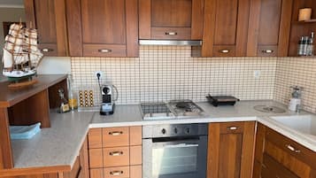 Geladeira, fogão, cooktop, cafeteira/chaleira