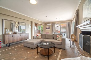 TV, fireplace - Paradise Sea View Apartments – Sea View, Wi-Fi & Air Conditioning (Ligia)